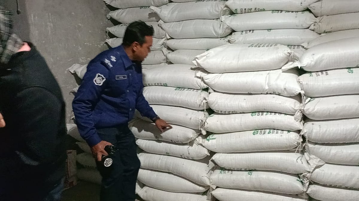 রাজশাহীর বাগমারার এক স্বেচ্ছাসেবক লীগের নেতার বাড়ি থেকে অবৈধভাবে মজুত করা সার জব্দ করে পুলিশ। গতকাল বৃহস্পতিবার রাতে উপজেলার দানগাছি গ্রামে