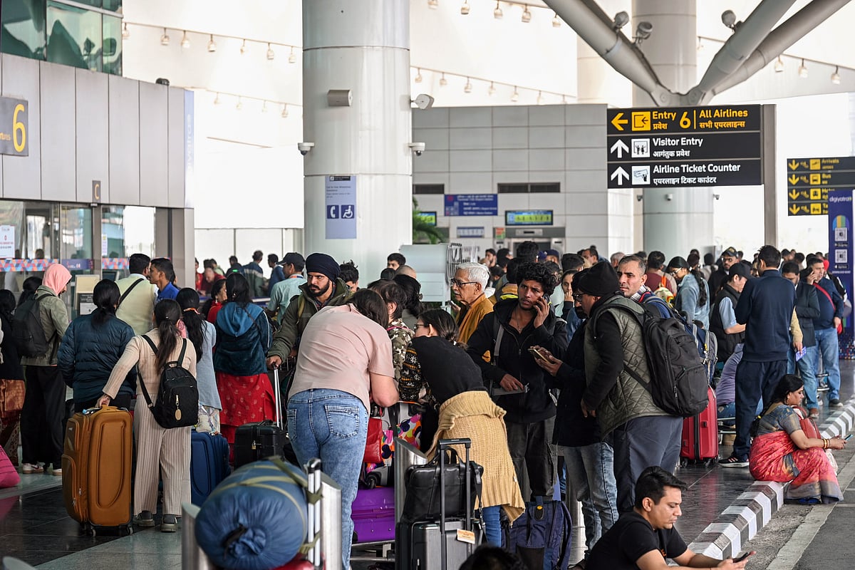 বিমানবন্দরে লাগেজ নিয়ে ইন্ডিগোর ফ্লাইটের অপেক্ষায় যাত্রীরা। ৫ ডিসেম্বর ২০২৫, দিল্লির ইন্দিরা গান্ধী আন্তর্জাতিক বিমানবন্দর