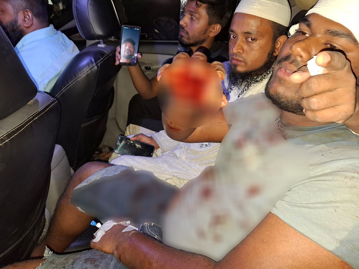 মুন্সিগঞ্জে বিএনপির দুপক্ষের সংঘর্ষে আহত ব্যক্তিদের হাসপাতালে নেওয়া হচ্ছে। আজ শুক্রবার সন্ধ্যায় গজারিয়া উপজেলার জামালদী এলাকায়।