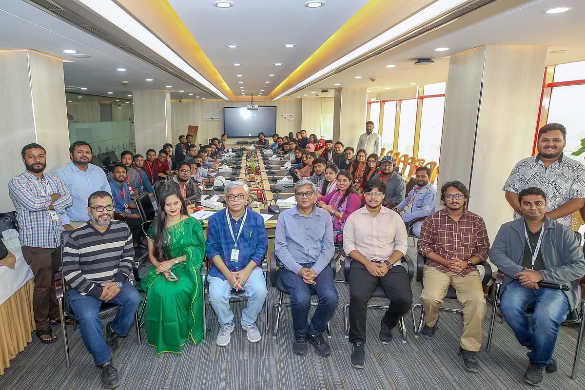 ‘কোয়েশ্চেন এভরিথিং ইউ সি অনলাইন: ট্রেইনিং অন কুইক ফ্যাক্ট-চেকিং অ্যান্ড ভেরিফিকেশন’ শীর্ষক কর্মশালায় অংশগ্রহণকারীদের সঙ্গে প্রশিক্ষক ও অতিথিরা। রাজধানীর কারওয়ান বাজারে প্রথম আলো কার্যালয়ে; ৫ ডিসেম্বর ২০২৫