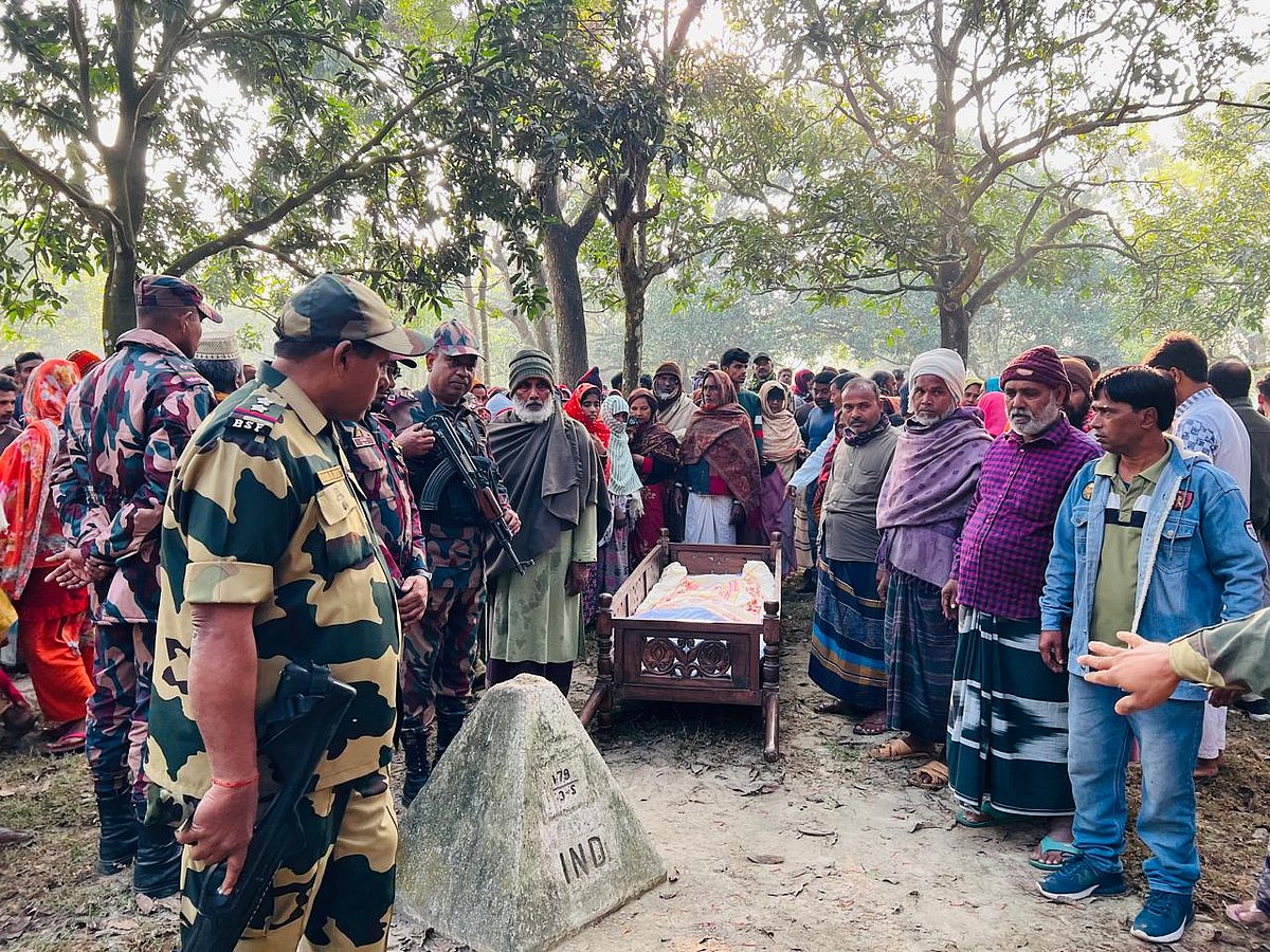 বাংলাদেশি আত্মীয়দের ভারতীয় এক নারীর লাশ দেখার সুযোগ করে দেয় বিজিবি ও বিএসএফ। শুক্রবার সকালে চাঁপাইনবাবগঞ্জের শিবগঞ্জ উপজেলার কিরণগঞ্জ সীমান্তের শূন্যরেখায়