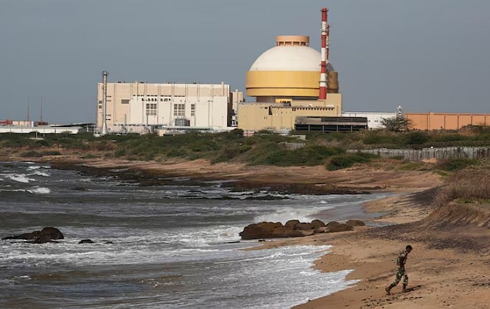 কুণ্ডনকুলম পারমাণবিক বিদ্যুৎ প্রকল্পের কাছের সৈকতে হাঁটছেন এক পুলিশ সদস্য। ২০১২ সালের ১৩ সেপ্টেম্বর ভারতের তামিলনাড়ুতে