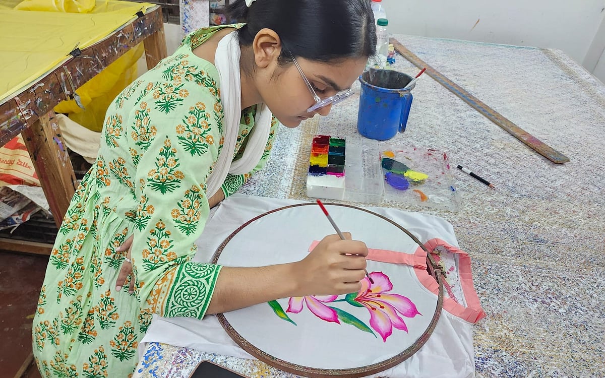 নির্বাক মাশহুন জাহান মুগ্ধ মগ্ন নকশা আঁকায়