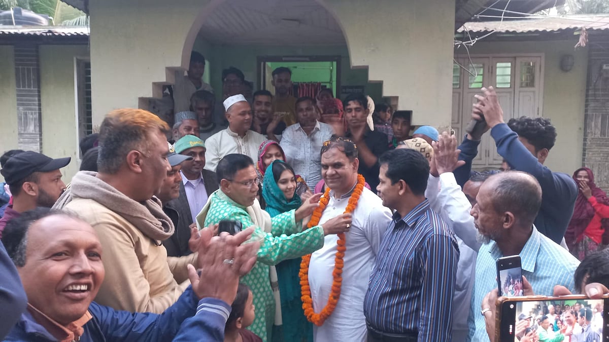 বিএনপি প্রার্থীর গলায় ফুলের মালা দিয়ে শরীয়তপুরের ডামুড্যা উপজেলা আওয়ামী লীগ নেতা জানে আলম মাদবর তাঁর সমর্থকদের নিয়ে বিএনপিতে যোগ দিয়েছেন। শুক্রবার সকালে ডামুড্যা উপজেলার শিধুলকুরা ইউনিয়নের তালতলায়