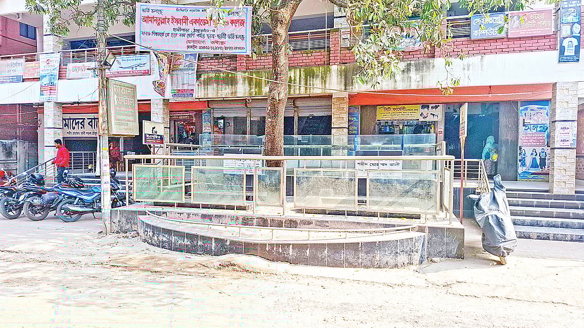 ১৯৭১ সালের মার্চে পাকিস্তানি বাহিনীর গুলিতে ঠাকুরগাঁওয়ের প্রথম শহীদ মোহাম্মদ আলীর কবর। শহরের শহীদ মোহাম্মদ আলী সড়ক এলাকায়