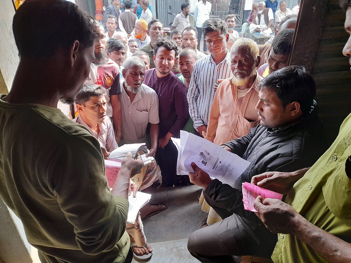 নীলফামারীতে সার পরিবেশকের দোকানের সামনে কৃষকদের ভিড়। গতকাল বৃহস্পতিবার দুপরে সদর উপজেলার রামগঞ্জ বাজারে