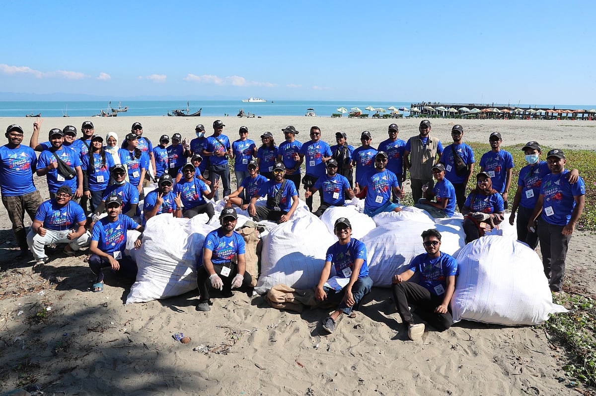 সংগৃহীত আবর্জনার বস্তাসহ স্বেচ্ছাসেবীদের একাংশ