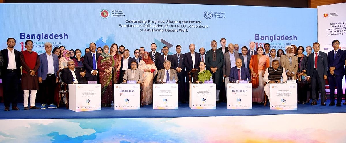 ‘অগ্রগতির উদ্যাপন, ভবিষ্যৎ গড়া: শোভন কাজে অগ্রসর হতে বাংলাদেশের তিন আইএলও কনভেনশন অনুমোদন’ শীর্ষক অনুষ্ঠানে অতিথিদের সঙ্গে অন্যরা। গতকাল ঢাকার ফরেন সার্ভিস একাডেমিতে। ছবি: শ্রম মন্ত্রণালয়ের সৌজন্যে