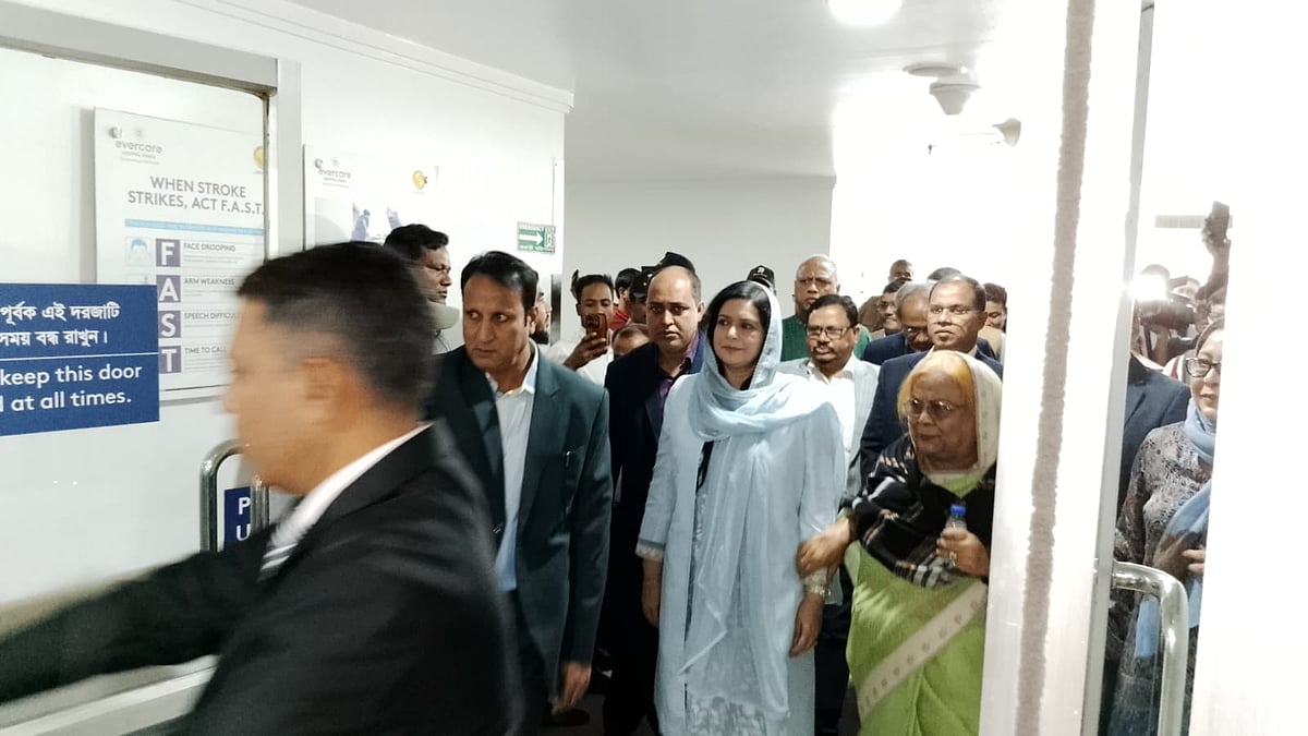 খালেদা জিয়াকে দেখতে রাজধানীর এভারকেয়ার হাসপাতালে জুবাইদা রহমান। আজ শুক্রবার সকালে 