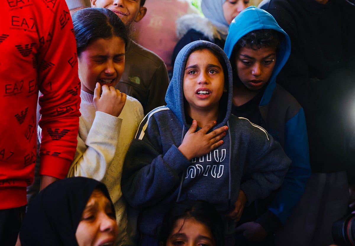 ইসরায়েলি হামলায় নিহত ফিলিস্তিনিদের দাফনের সময় স্বজনদের শোক। গতকাল বৃহস্পতিবার গাজার খান ইউনিসে