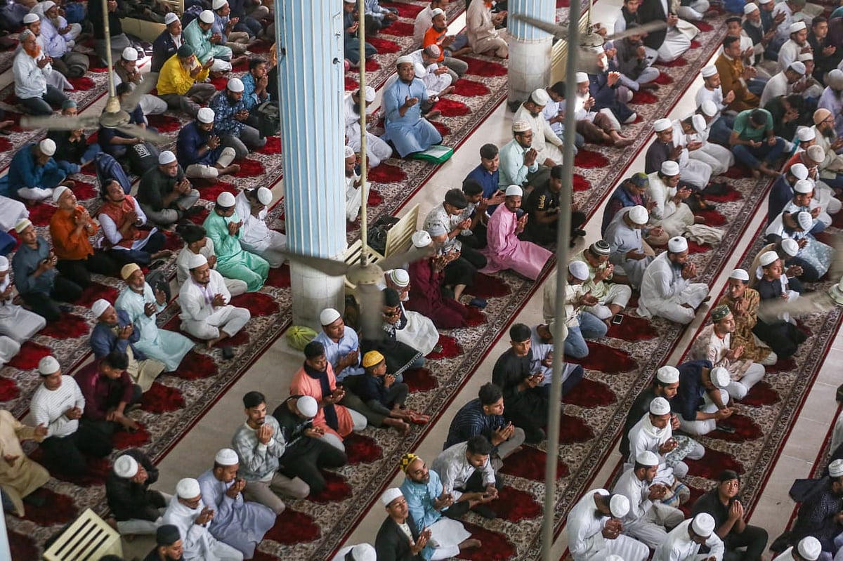 বিএনপির চেয়ারপারসন খালেদা জিয়ার সুস্থতা কামনা করে আজ শুক্রবার রাজধানীর বায়তুল মোকাররম জাতীয় মসজিদে বাদ জুমা দোয়া অনুষ্ঠিত হয়