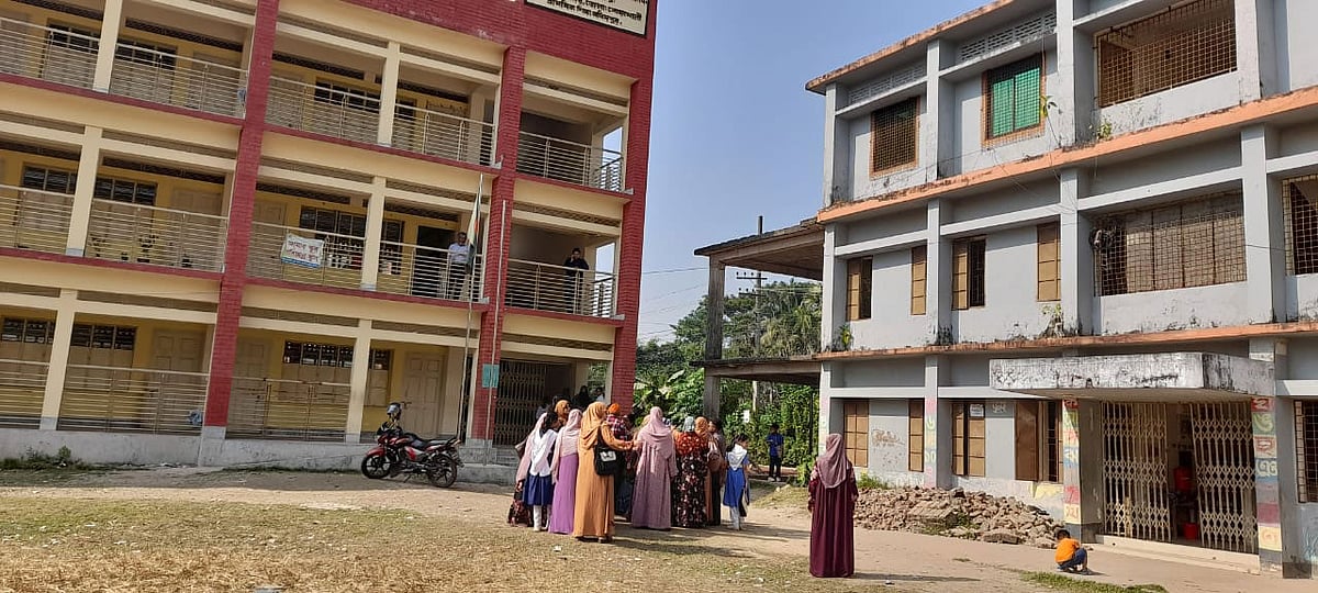 পরীক্ষা বন্ধ করে বিদ্যালয়ের মাঠে অবস্থান করেন শিক্ষকেরা। গতকাল দুপুরে নোয়াখালী শহরের লক্ষ্মীনারাণয়পুর পৌর মডেল সরকারি প্রাথমিক বিদ্যালয়ে