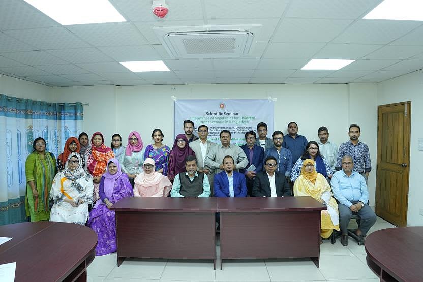 ‘শিশুদের শাকসবজি খাওয়ার গুরুত্ব: বর্তমান বাংলাদেশের প্রেক্ষাপট’ শীর্ষক বৈজ্ঞানিক সেমিনার শেষে আলোচক ও সংশ্লিষ্ট ব্যক্তিরা