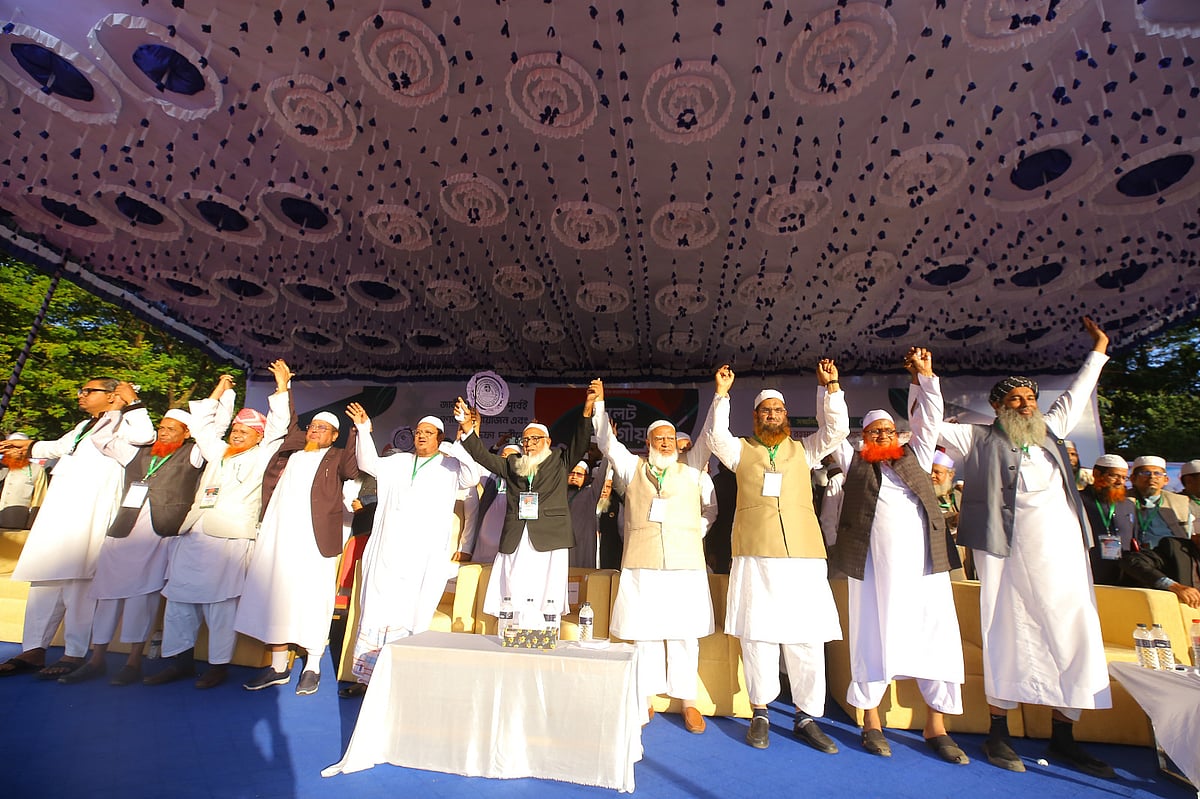 পাঁচ দফা দাবিতে সিলেটে বিভাগীয় সমাবেশ করে জামায়াতে ইসলামীসহ আট দল। মঞ্চে হাতে হাত উঁচিয়ে ধরেন দলগুলোর নেতারা। শনিবার বেলা পৌনে চারটার দিকে সিলেট আলিয়া মাদ্রাসা মাঠে