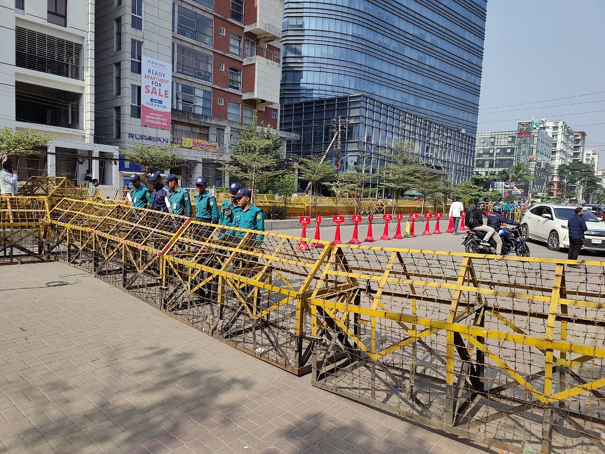 রাজধানীর এভারকেয়ার হাসপাতালের সামনে কড়া নিরাপত্তা। আজ শনিবার সকালে