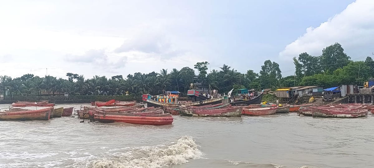 উপকূলের নৌ ঘাটে এভাবেই নৌকা বেঁধে রাখেন জেলেরা। সম্প্রতি চট্টগ্রামের সীতাকুণ্ডের কুমিরা নৌ ঘাটে