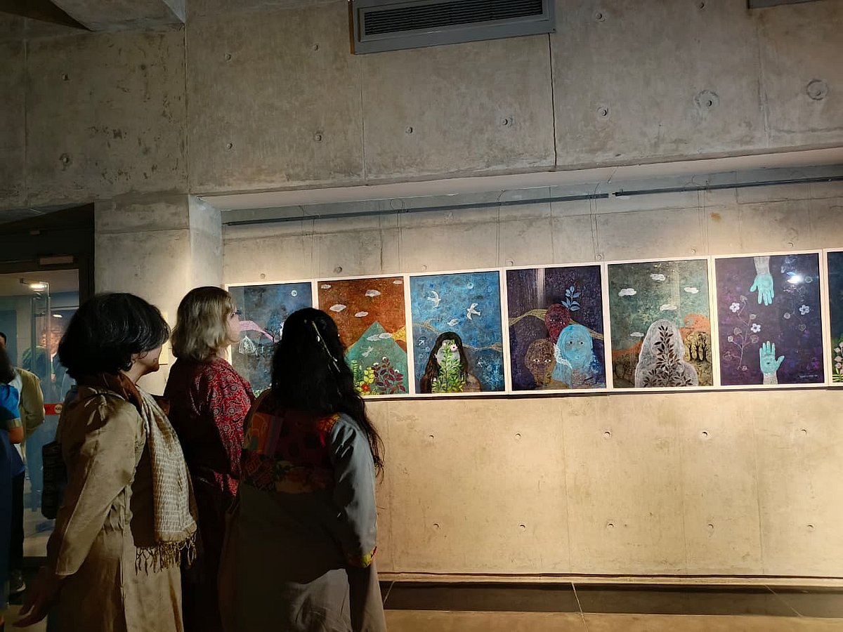 ‘সুলতানার স্বপ্ন’ নিয়ে বিশেষ দৃশ্যশিল্প প্রদর্শনী ঘুরে দেখছেন দর্শনার্থীরা। ঢাকা, ৬ ডিসেম্বর