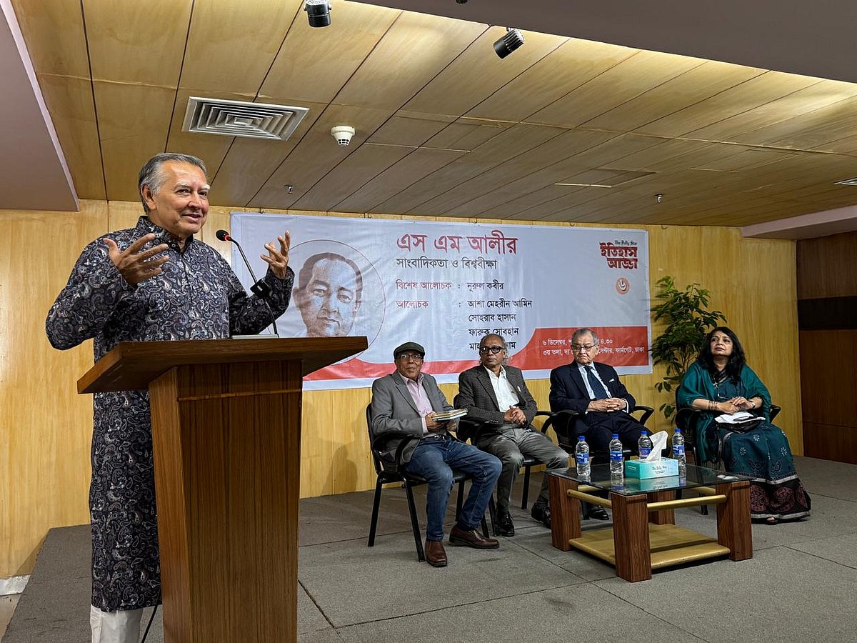 ডেইলি স্টারের উদ্যোগে ‘এস এম আলীর সাংবাদিকতা ও বিশ্ববীক্ষা’ শীর্ষক ‘ইতিহাস আড্ডা’ অনুষ্ঠানে বক্তব্য দিচ্ছেন ডেইলি স্টার সম্পাদক মাহফুজ আনাম। মঞ্চে বসা আছেন বাঁ থেকে সোহরাব হাসান, নূরুল কবীর, ফারুক সোবহান ও আশা মেহরীন আমিন। রাজধানীর দ্য ডেইলি স্টার সেন্টার, ঢাকা। ৬ ডিসেম্বর