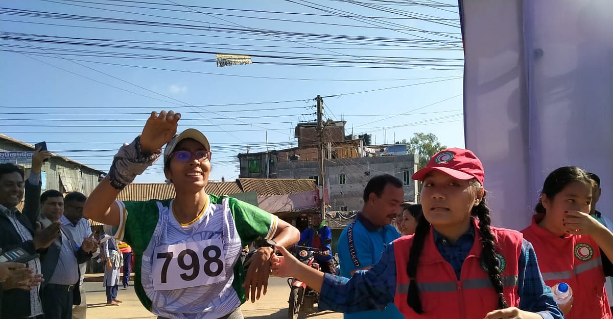 ম্যারাথনে অংশ নেওয়া এক নারী প্রতিযোগী। আজ সকাল আটটায় রাঙামাটি পৌরসভা প্রাঙ্গণে