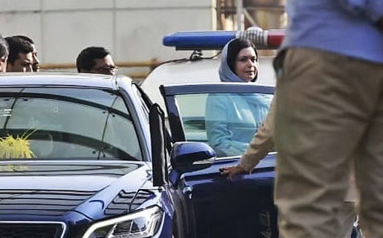 রাজধানীর এভারকেয়ার হাসপাতালে চিকিৎসাধীন বিএনপির চেয়ারপারসন ও সাবেক প্রধানমন্ত্রী খালেদা জিয়াকে দেখে ফিরছেন দলের ভারপ্রাপ্ত চেয়ারম্যান তারেক রহমানের স্ত্রী জুবাইদা রহমান