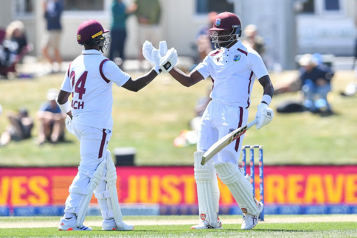 ড্র নিশ্চিতের পর ওয়েস্ট ইন্ডিজের রোচ ও গ্রিভস একে অপরের সঙ্গে হাত মেলাচ্ছেন