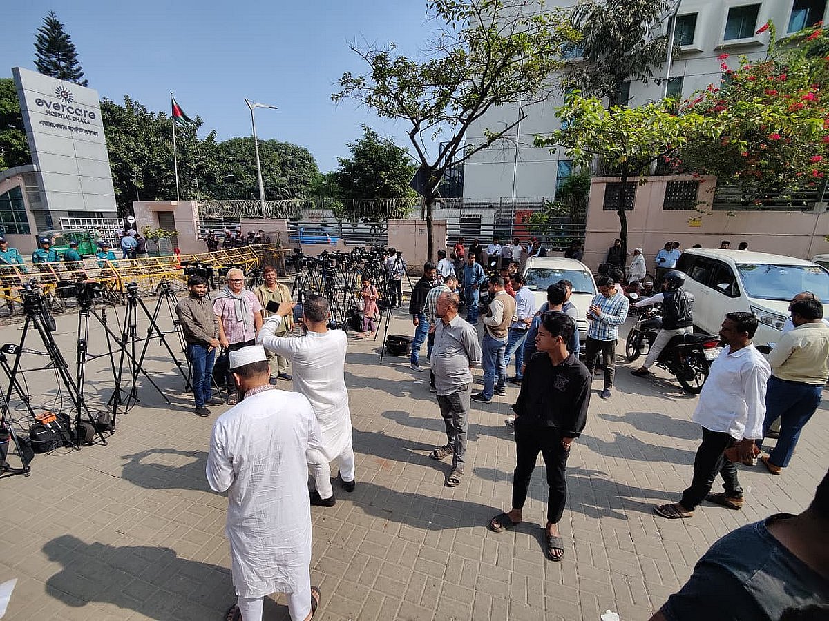 এভারকেয়ার হাসপাতালের সামনে আজও অনেকে খালেদা জিয়াকে দেখতে এসেছেন। আজ শনিবার সকালে