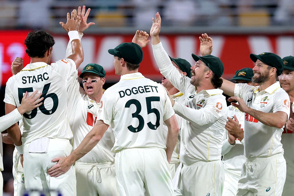 মিচেল স্টার্ক (বাঁয়ে) জো রুটকে ফেরানোর পর অস্ট্রেলীয়দের উদ্যাপন