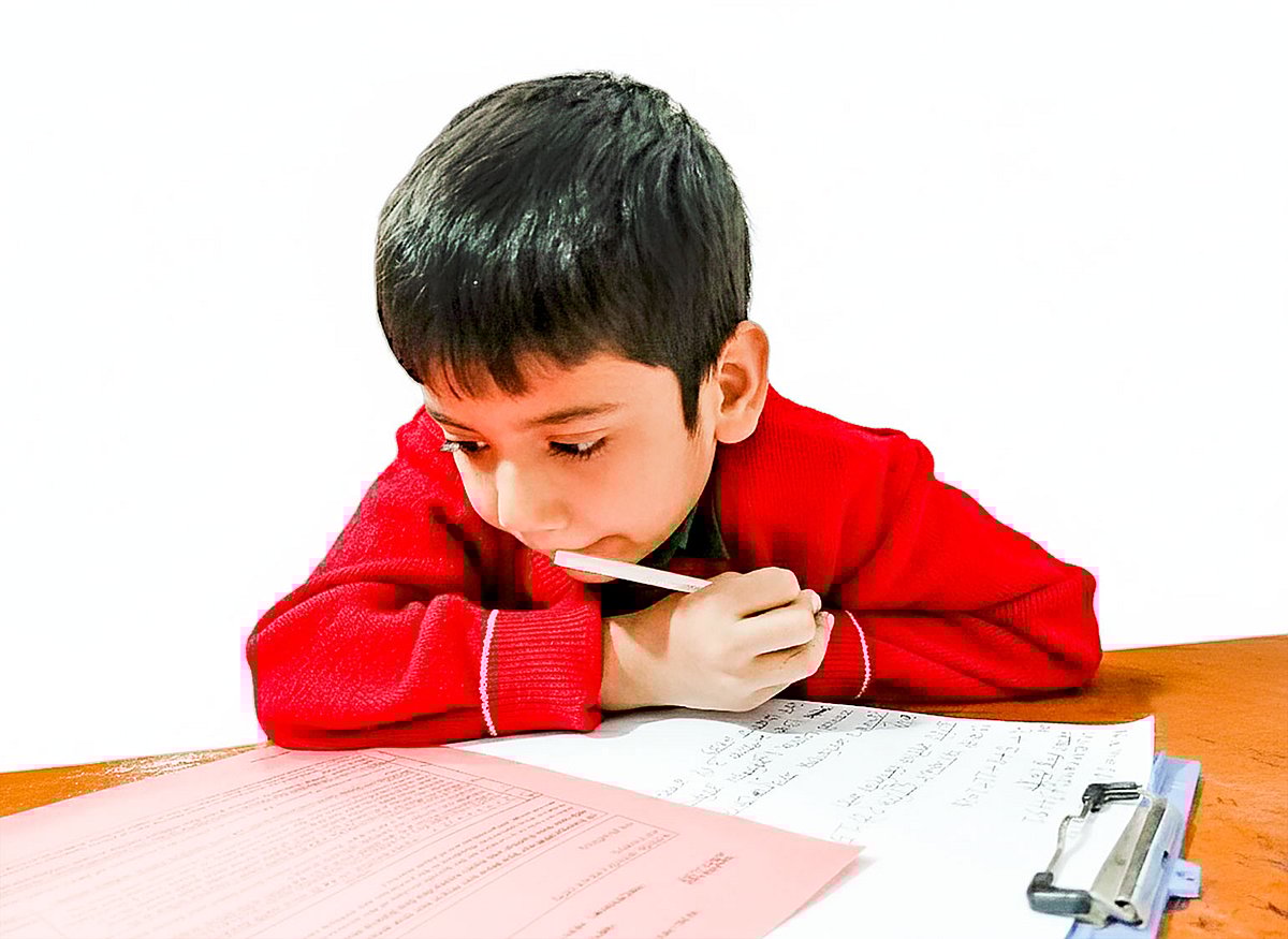 প্রশ্ন পড়ে উত্তর লিখছে এক শিক্ষার্থী