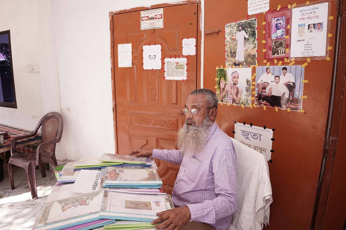 বিখ্যাত ব্যক্তিদের অটোগ্রাফ আছে কুমিল্লার লালমাইয়ের বাহারুল আলম