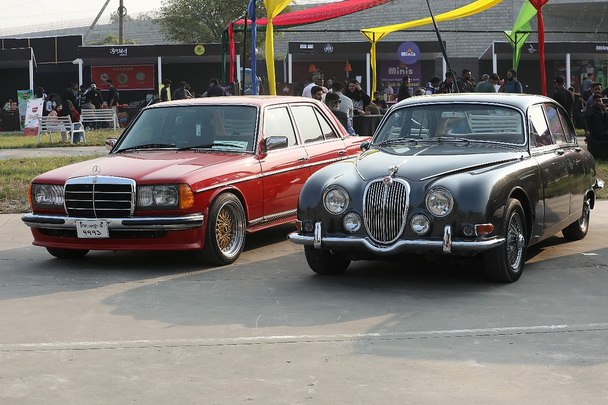 ৫৮ বছরের পুরোনো জাগুয়ারসহ নতুন- পুরোনো মিলিয়ে ৩০০ শতাধিক গাড়ি প্রদর্শিত হয় দিনব্যাপী এক প্রদর্শনীতে। আজ শনিবার রাজধানীর বাংলাদেশ চীন মৈত্রী প্রদর্শন কেন্দ্রে