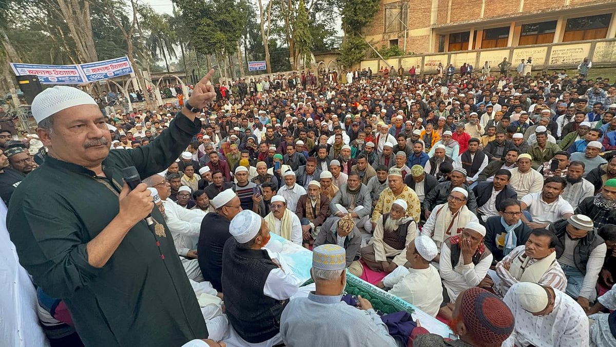 বরিশালের গৌরনদীতে খালেদা জিয়ার সুস্থতা কামনায় দোয়া ও মোনাজাত অনুষ্ঠানে বক্তব্য দেন বিএনপি চেয়ারপারসনের উপদেষ্টা জহির উদ্দিন স্বপন। শুক্রবার গৌরনদী সরকারি কলেজ মসজিদ প্রাঙ্গণে