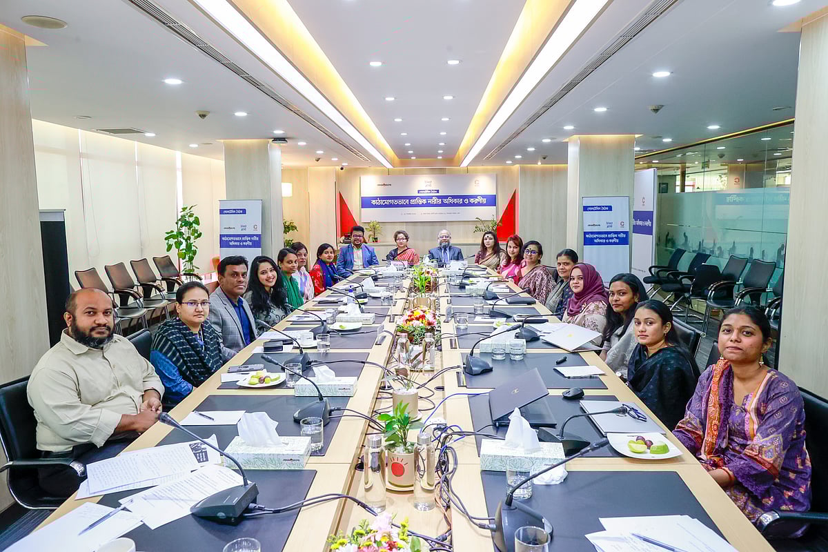 ‘কাঠামোগতভাবে প্রান্তিক নারীদের অধিকার ও করণীয়’ শীর্ষক গোলটেবিল বৈঠকে অংশগ্রহণকারীরা। ১৮ নভেম্বর ২০২৫ ঢাকায় প্রথম আলো কার্যালয়ে