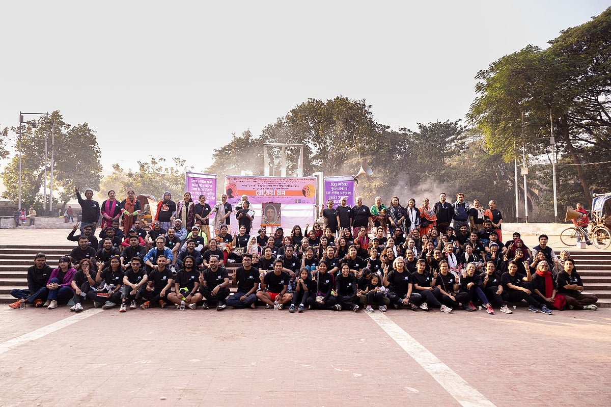 বাংলাদেশ মহিলা পরিষদ ও বিডি রানার্স যৌথভাবে ‘রোকেয়া রান’ কর্মসূচি পালন করে