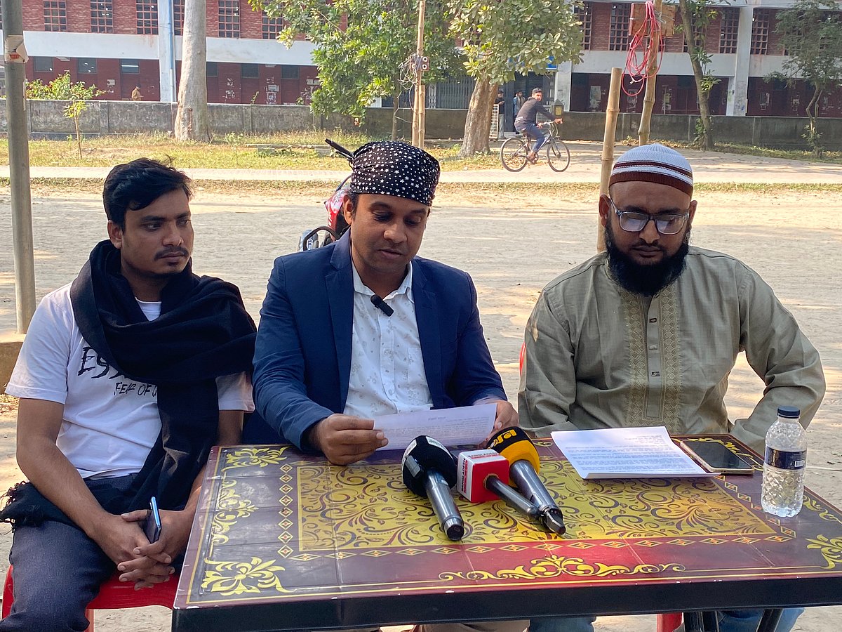 রাজশাহী বিশ্ববিদ্যালয়ের দ্বাদশ সমাবর্তন বর্জনের ঘোষণা দিয়ে সাবেক শিক্ষার্থীদের একাংশের সংবাদ সম্মেলন। শনিবার দুপুরে বিশ্ববিদ্যালয়ের পরিবহন মার্কেটে