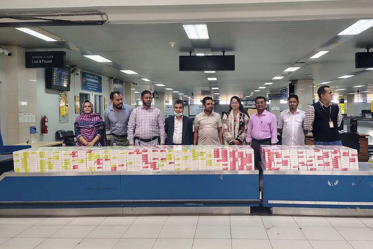 চট্টগ্রাম শাহ আমানত আন্তর্জাতিক বিমানবন্দরে জব্দ করা বিদেশি সিগারেট