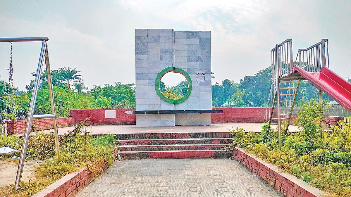 মাগুরার মহম্মদপুরে জয়রামপুর যুদ্ধে শহীদ হন কিশোর মুক্তিযোদ্ধা আবীর হোসেন। কয়েক বছর আগে যুদ্ধক্ষেত্রের পাশে নির্মাণ করা হয় ‘মুক্তিযুদ্ধের স্মৃতিসৌধ’