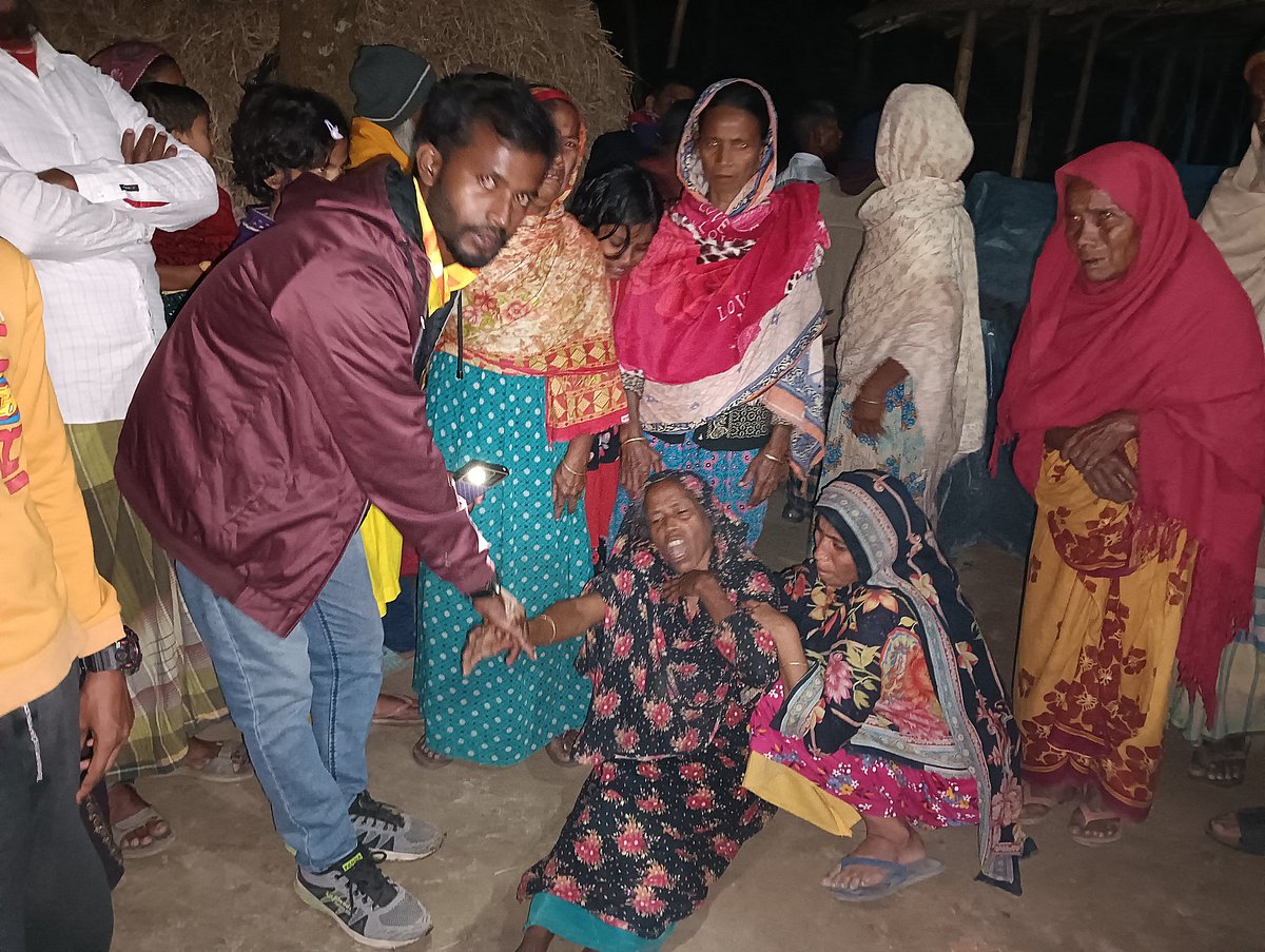 মোটরসাইকেলের ধাক্কায় নিহত গোলাম মোস্তফার স্বজনদের আহাজারি। শনিবার সন্ধ্যায় রংপুরের তারাগঞ্জ উপজেলার কুর্শা ইউনিয়নের উত্তর রহিমাপুর জয়বাংলা গ্রামে