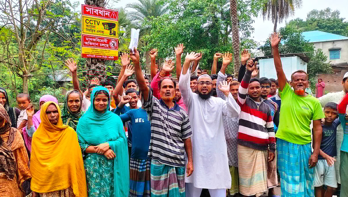 মাদক বিক্রেতা ও সেবনকারীদের বিরুদ্ধে এককাট্টা এলাকাবাসী। সম্প্রতি দিনাজপুর সদর উপজেলার কমলপুর দানিহারী গ্রামে