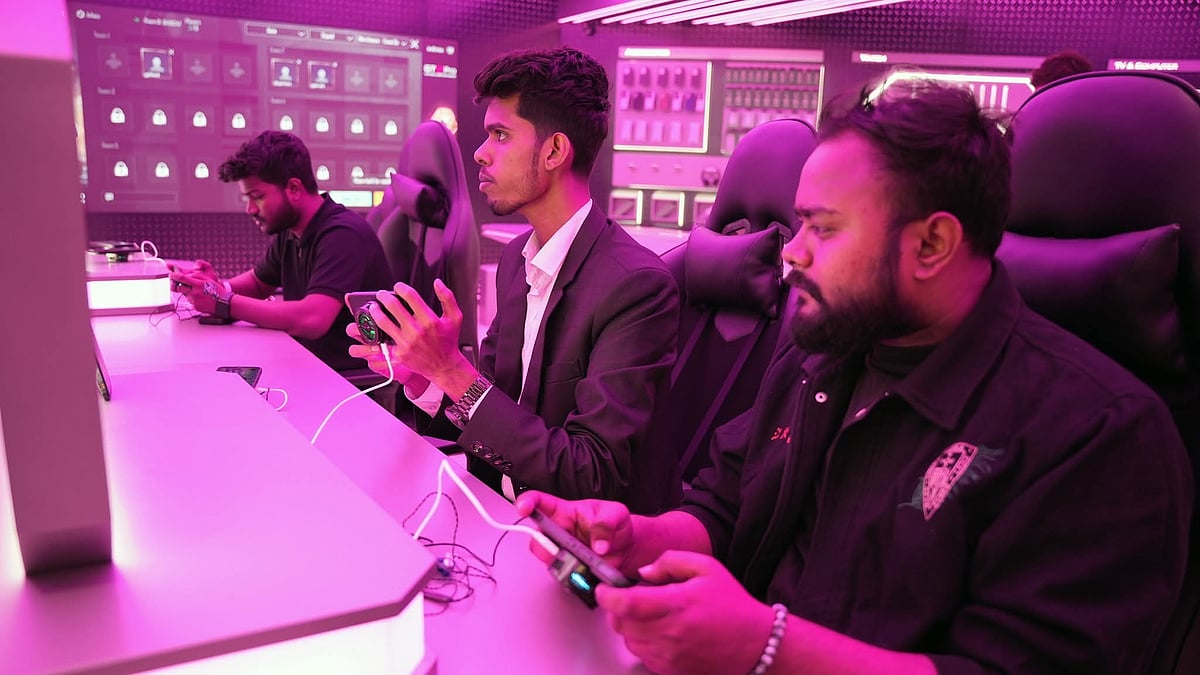 গেমিং ফ্ল্যাগশিপ স্টোরে গেম খেলছেন গেমাররা