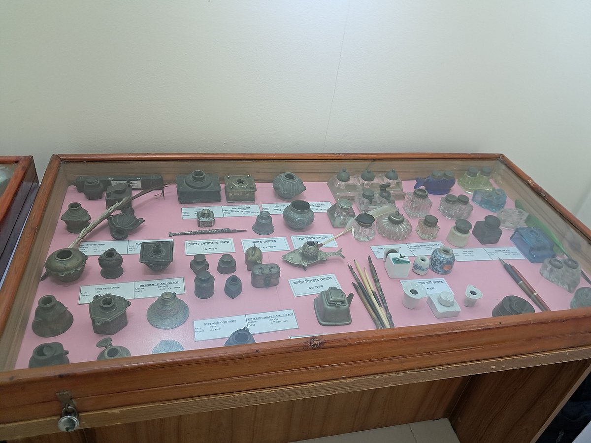 প্রদর্শনীতে স্থান পেয়েছে বিভিন্ন রকমের ফাউন্টেনপেন, দোয়াত ও কালি। বিশ্বসাহিত্য কেন্দ্র, ৬ ডিসেম্বর ২০২৫