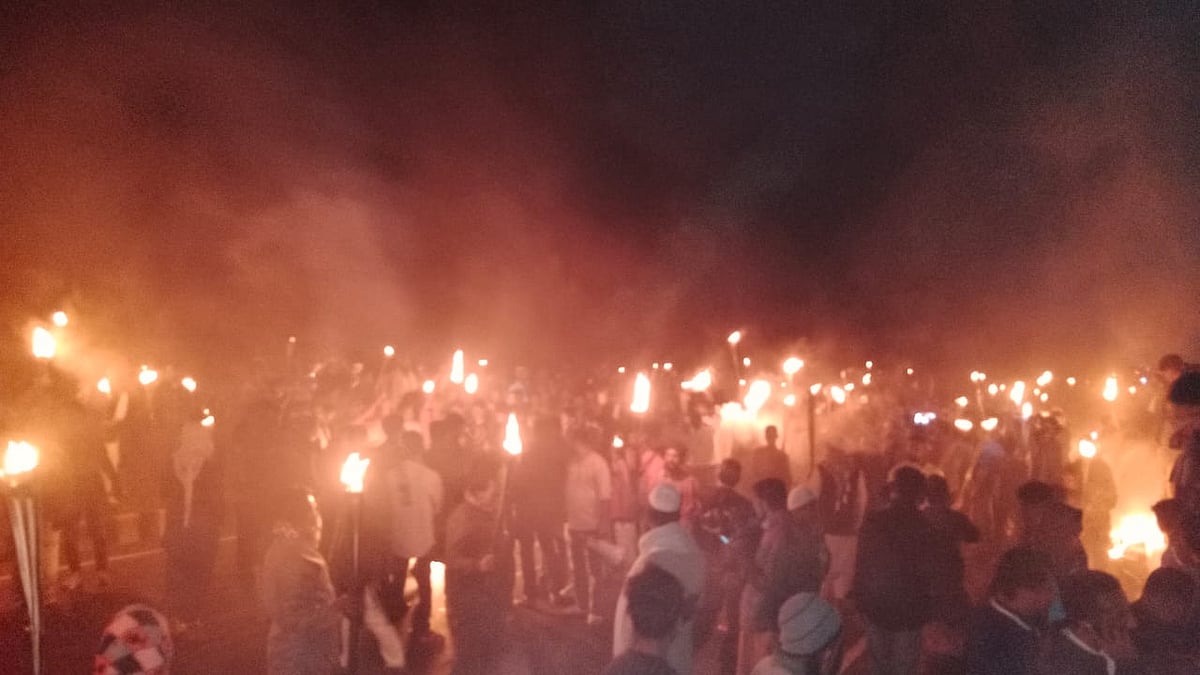 মাদারীপুর-১ আসনে বিএনপির মনোনয়ন পরিবর্তনের দাবিতে এক্সপ্রেসওয়ে অবরোধ করে মশাল হাতে বিক্ষোভ করেন বিএনপি নেতা কামাল জামান মোল্লার সমর্থকেরা। শনিবার সন্ধ্যা ৭টায় ঢাকা-ভাঙ্গা এক্সপ্রেসওয়ের মাদবরেরচর ইউনিয়নের মোল্লার বাজার এলাকায়