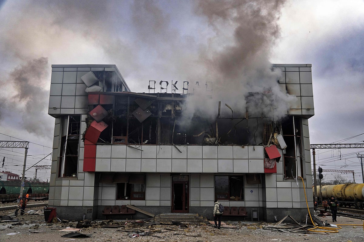 ইউক্রেনের কিয়েভ অঞ্চলের ফাস্তিভ শহরে একটি ভবনে রাশিয়ার বিমান হামলার পর ধোঁয়া উড়ছে