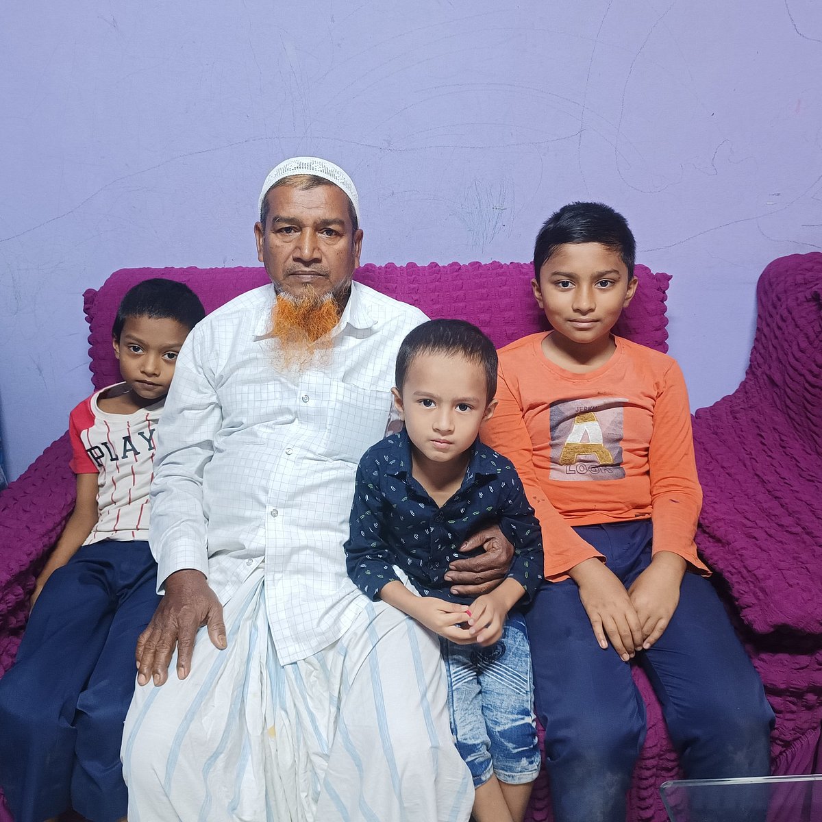 সৌদি আরবে সড়ক দুর্ঘটনায় নিহত নুরুল আমিনের তিন ছেলে এখনো জানে না তাদের বাবা নেই। গতকাল চট্টগ্রামের লোহাগাড়া উপজেলার আধুনগর ইউনিয়নের আকবরপাড়া গ্রামে