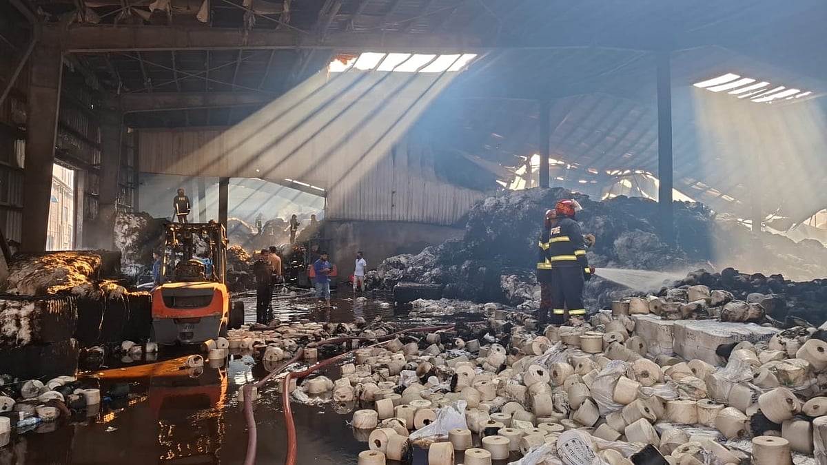 নরসিংদী সদর উপজেলার শিলমান্দী এলাকায় এন আর স্পিনিং মিল নামের সুতা তৈরির কারখানা আগুনে পুড়ে গেছে। আজ রোববার সকালে তোলা