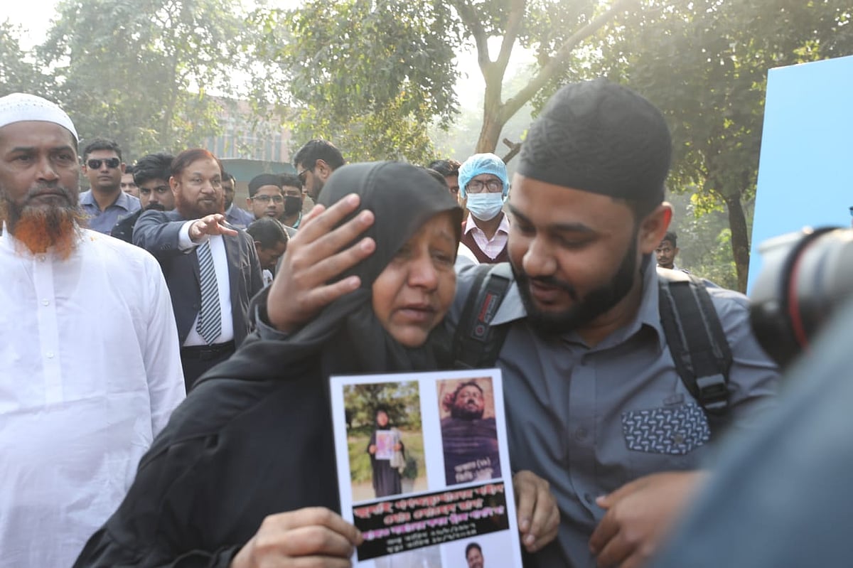 জুলাই গণ-অভ্যুত্থানে শহীদ হওয়া স্বজনের ছবি হাতে এসেছেন পরিবারের সদস্যরা। রাজধানীর রায়েরবাজার কবরস্থানে, ৭ ডিসেম্বর ২০২৫