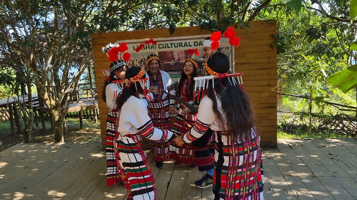 লুসাই সাংস্কৃতিক পার্কে লুসাই জনজাতির ঐতিহ্যবাহী পোশাক পরে আনন্দে মেতেছে বেড়াতে আসা কয়েকজন তরুণী