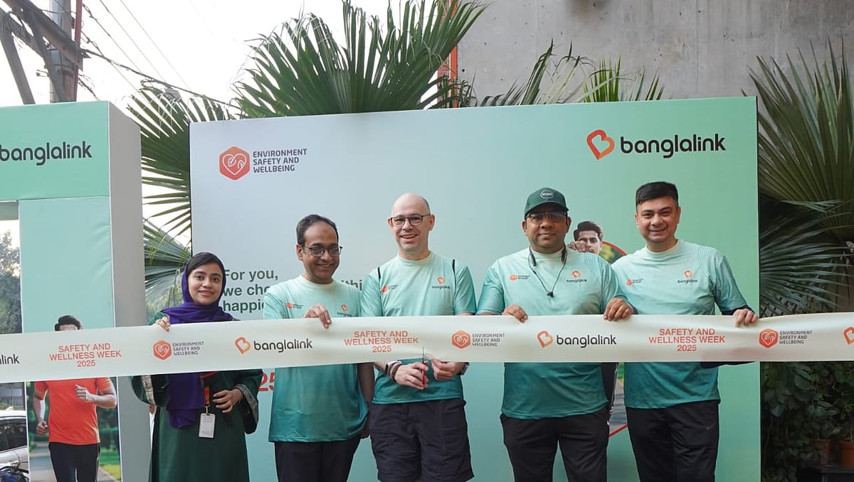 ওয়াকাথনের উদ্বোধন করছেন বাংলালিংকের প্রধান নির্বাহী ইওহান বুসে (মাঝখানে)। ছবি: বাংলালিংক