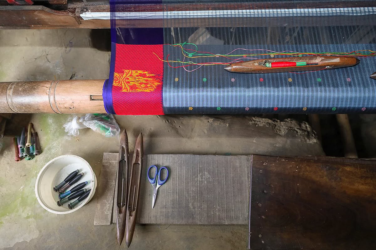 সিল্কের সুতায় তৈরি হচ্ছে শাড়ি