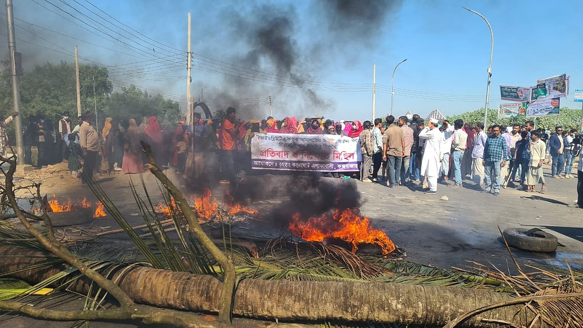 কক্সবাজার শহরের বাঁকখালী নদী বন্দরের সীমানা নির্ধারণ করতে গেলে বিআইডব্লিউটিএর লোকজনকে বাধা দেন স্থানীয় বাসিন্দীদারা । এ সময় সড়কে গাছ ফেলে ও টায়ার জ্বালিয়ে বিক্ষোভ করেন তাঁরা। আজ সকালে