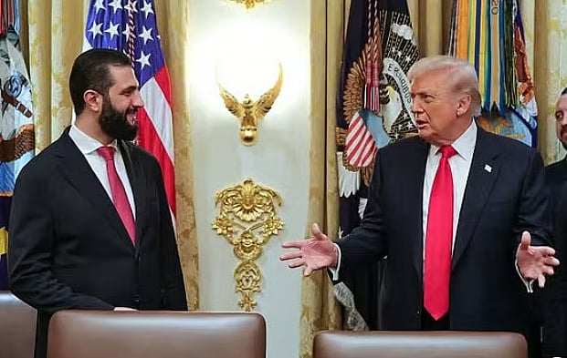 সিরিয়ার প্রেসিডেন্ট আহমেদ আল-শারা ও মার্কিন প্রেসিডেন্ট ডোনাল্ড ট্রাম্প। ১০ নভেম্বর ২০২৫